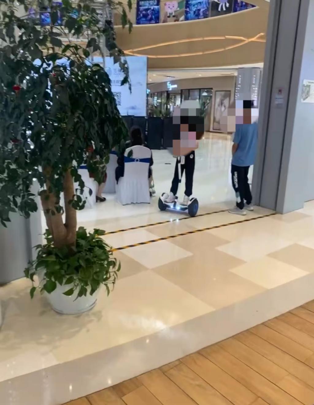 晨意帮忙丨女子在商场被骑平衡车男童撞伤索赔遇阻，男孩家属：表示歉意	，但商场担主责  第6张